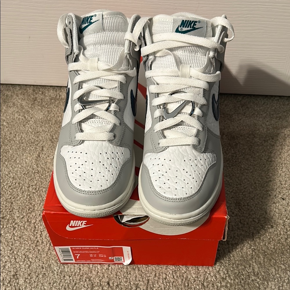 New Women’s Nike Dunk White and Gray High-Top Sneakers Sz 7.